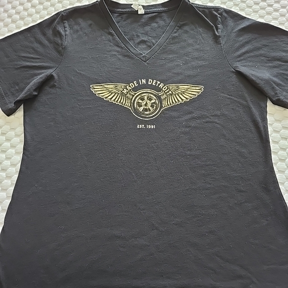 Source Unknown Tops - Womens Black Graphic V-Neck T-Shirt Xl Made In Detroit Logo 2 Sided Wings Wheels